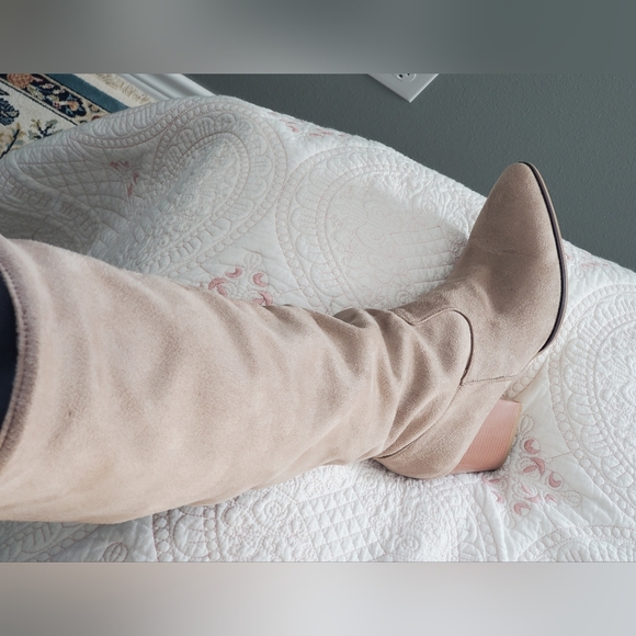 U to knee suede like cream boots. Womens size US 7 - Picture 2 of 7